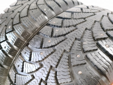 Шины зимние шипованные б/у Kama Euro519 215/55 R16 93T