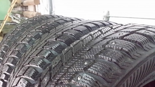 Шины зимние шипованные б/у Nokian Nordman + 175/70 R14 88T