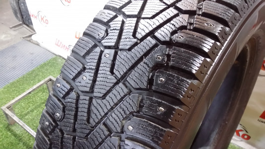 Шины зимние шипованные б/у Pirelli Ice Zero 215/65 R17 103T