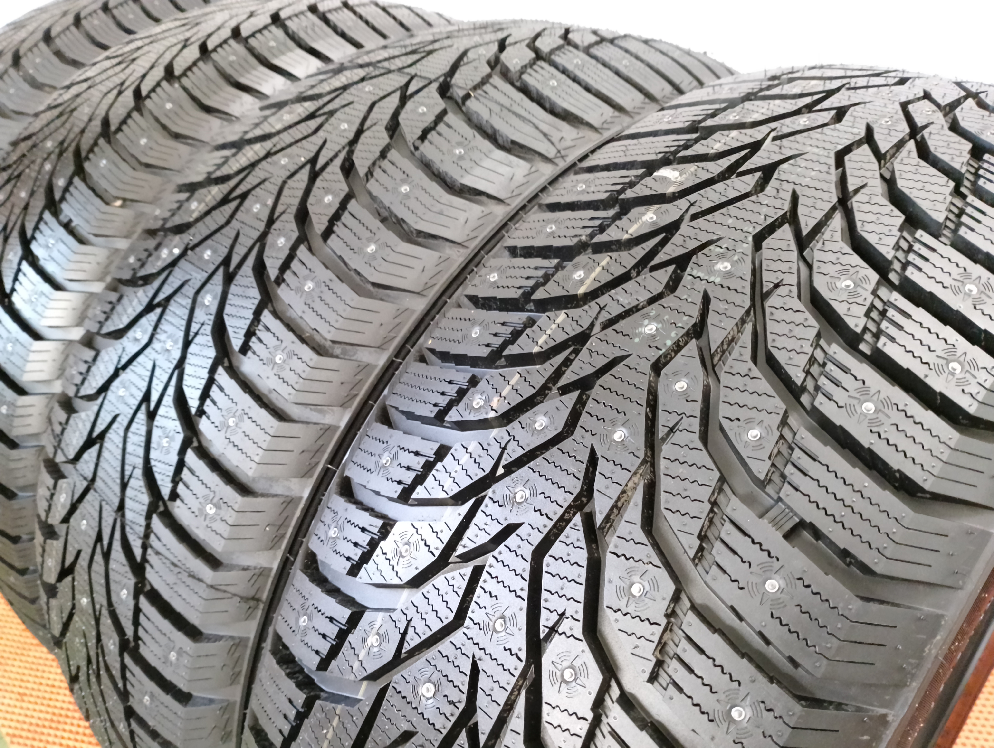 Шины зимние шипованные новые Tracmax XPrivilo S500 245/50 R20 105T